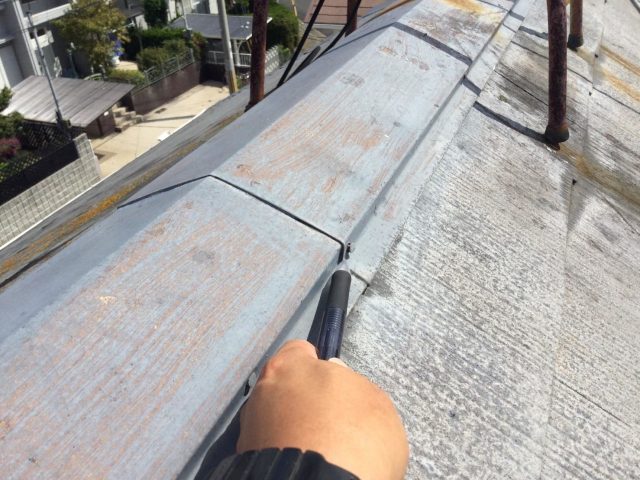 稲美町の棟板金の劣化を指摘する職人